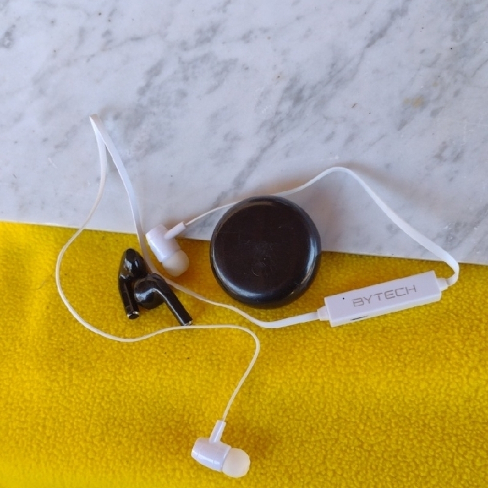 Black and White Wired Earbuds(2)